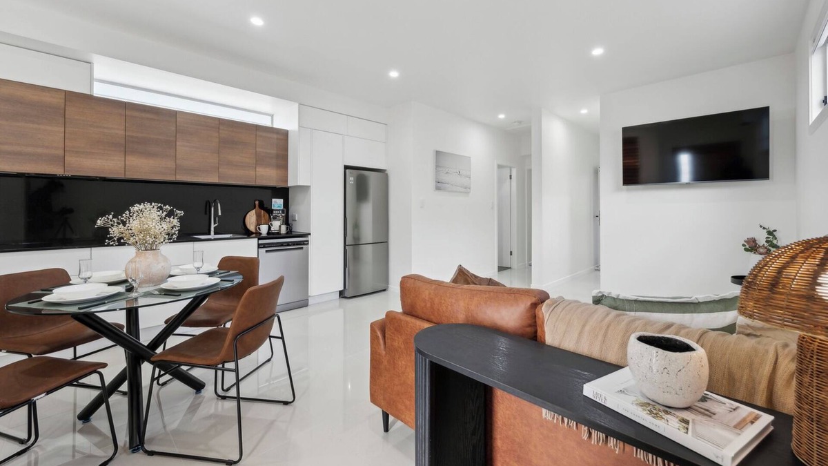 Coffs Harbour Apartment | Stylish, 2-bedroom unit, 400m to Diggers Beach and 600m to The Big Banana.