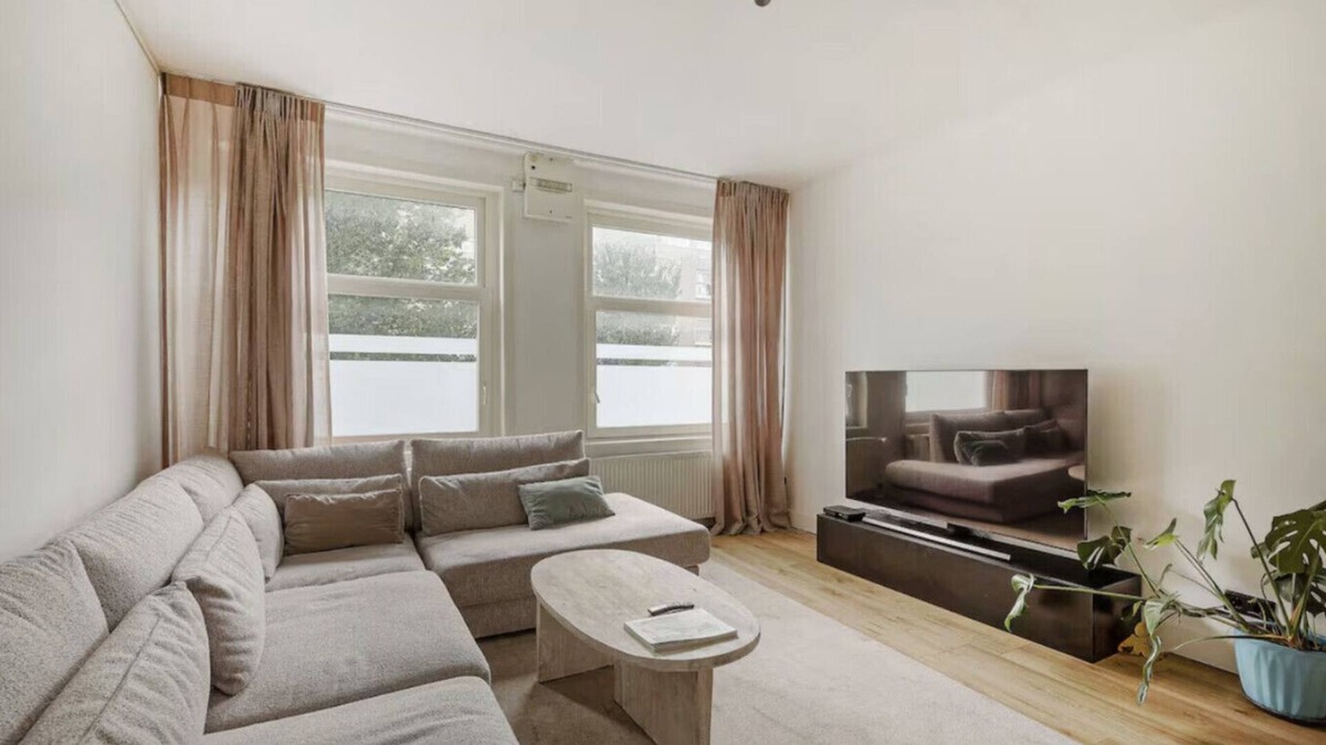 Rijnbuurt Apartment | Stylish 2-Bedroom Apartment with Balcony in Trendy Amsterdam-Zuid