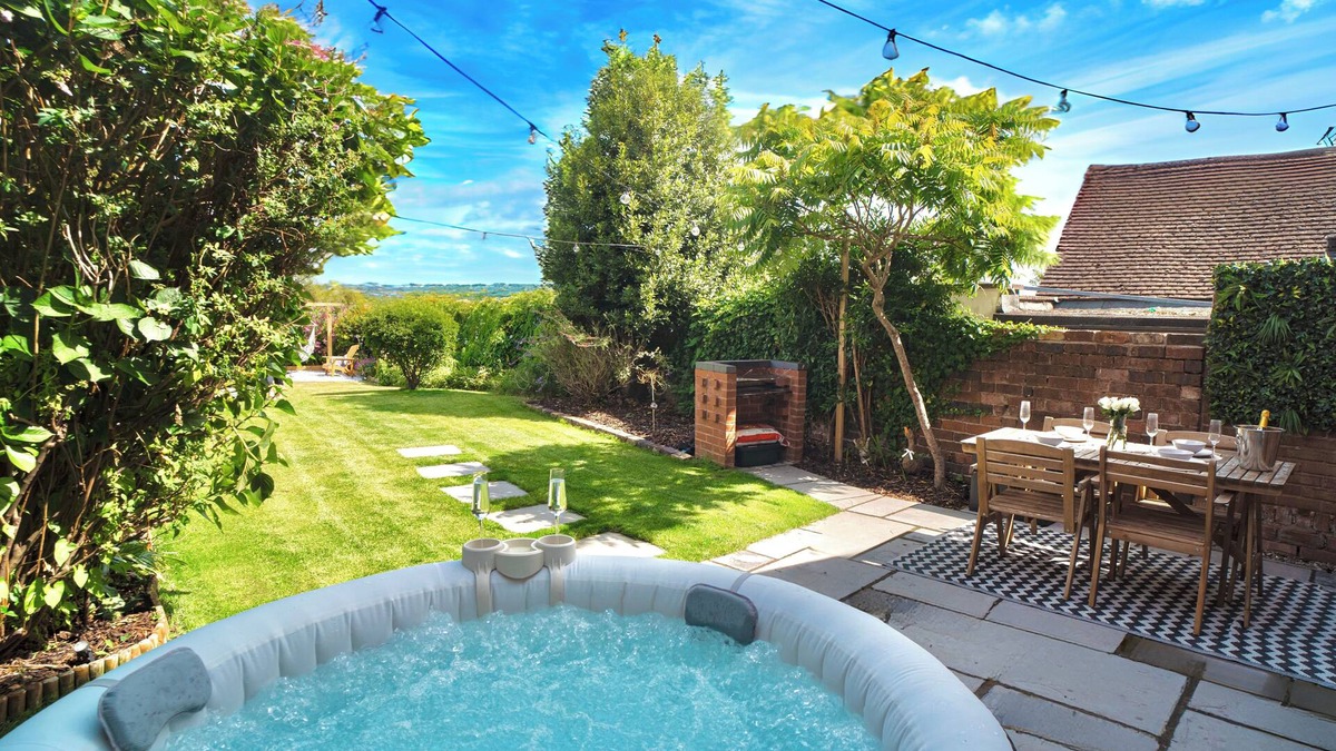 Ribbesford Cottage | Stylish 2 Bedroom Cottage with Hot Tub and Parking