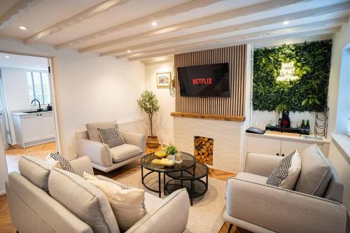 Bewdley House | Stylish 2 Bedroom Cottage With Hot Tub And Parking