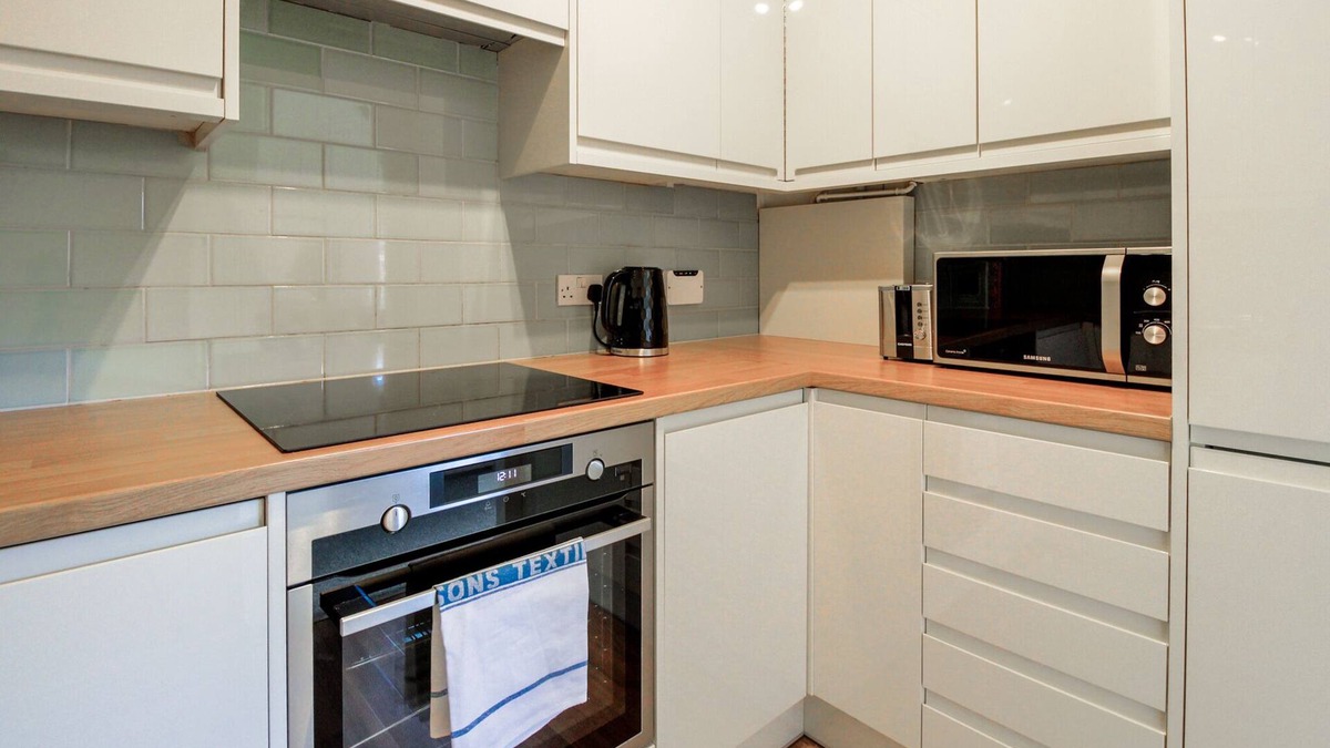 Hatfield Apartment | Stylish 2 Bedroom Maisonette