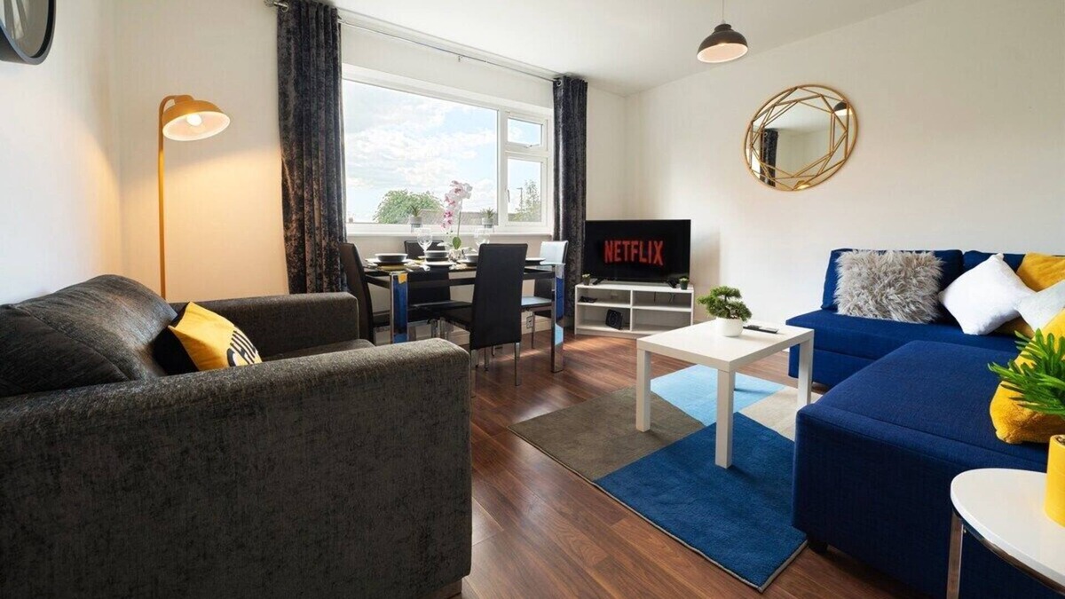 Hinckley House | Stylish 2 BR Apartment ,Business & Leisure| Free Parking | 5 Min walk into town!