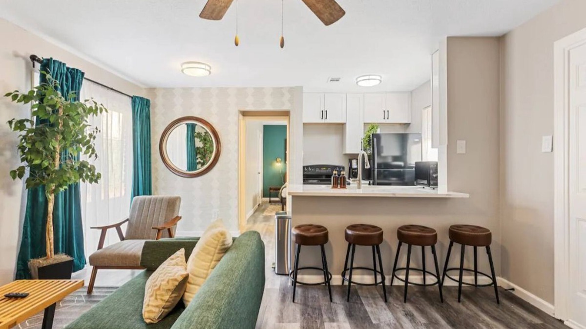 Irving House | Stylish 2 BR townhouse near cute park, Baylor Med, 15 min to Uptown