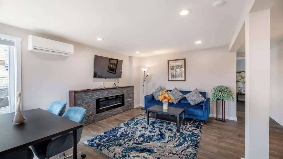 Minor Apartment | Stylish 2B1B Lower unit @ Prime Capitol Hill Spot