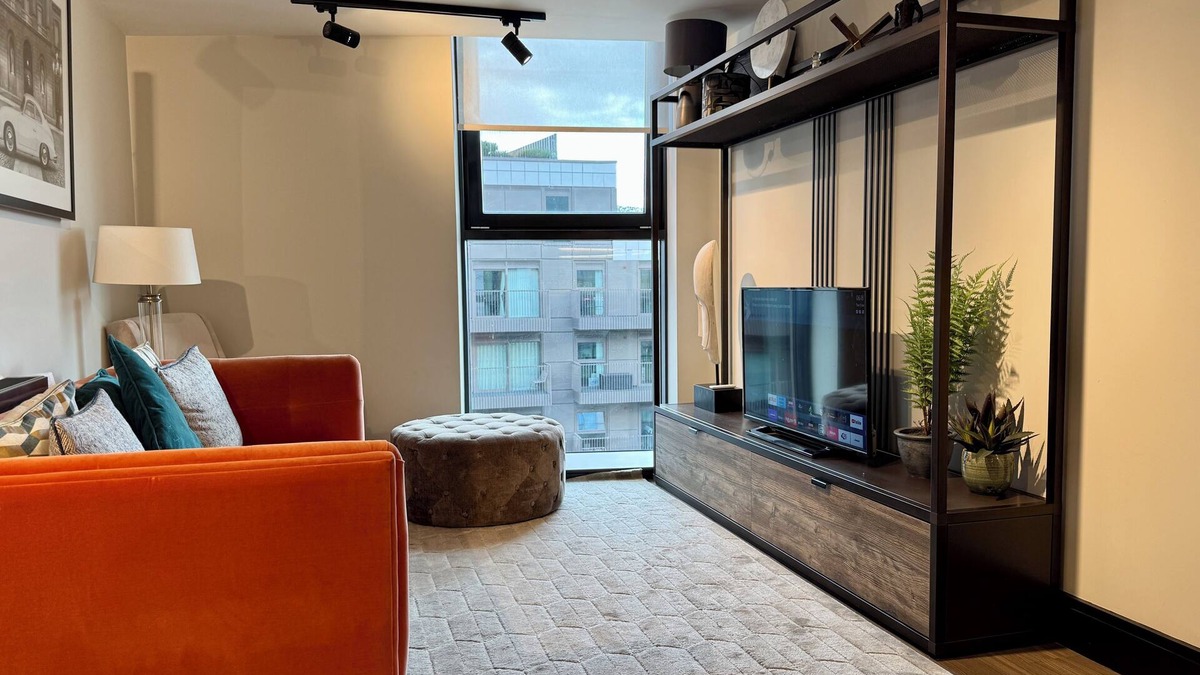 Riverside Condo | Stylish 2b2b at Tower Bridge w/Balcony View