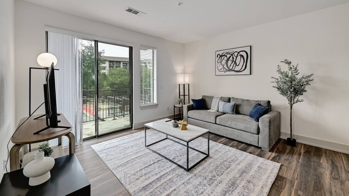 East Oak Hill Apartment | Stylish 2Bed/2Bath Apt + 1G WiFi + Parking