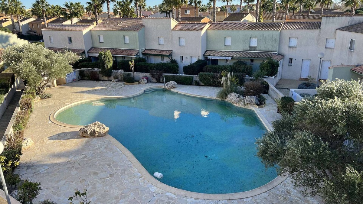 Valras-Plage Apartment | Stylish 2BR Apt with Pool, AC & Terrace - Sleeps 6, 600m from Beach