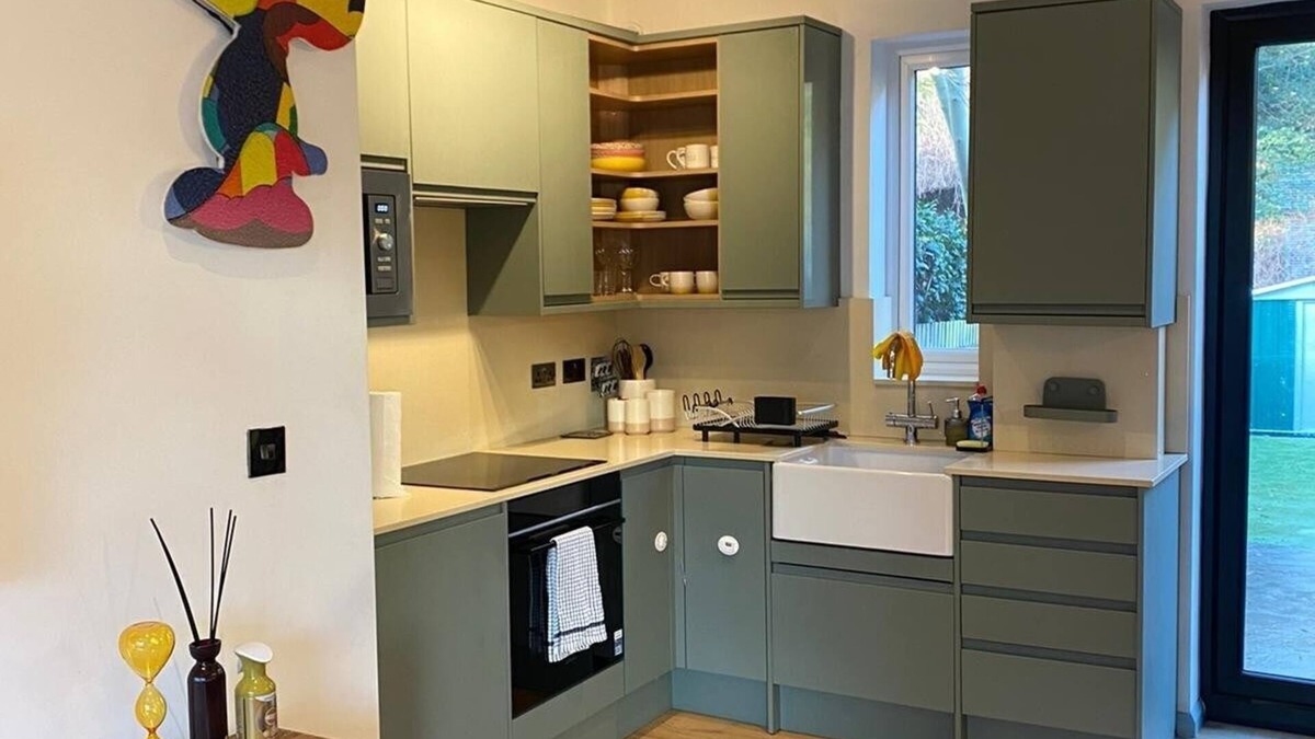 Norwood Green House | Stylish 2BR Garden Home | FREE Parking | Sleeps 7