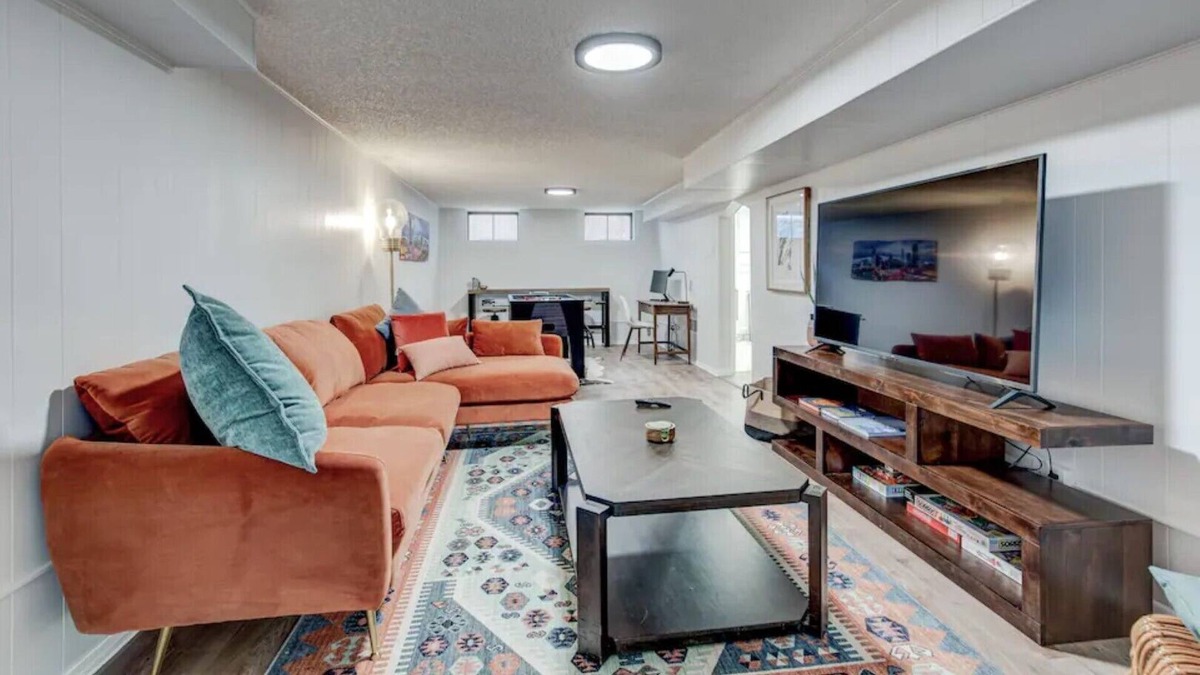 Barths House | Stylish 2BR Lower Unit w/Backyard - Dog friendly!