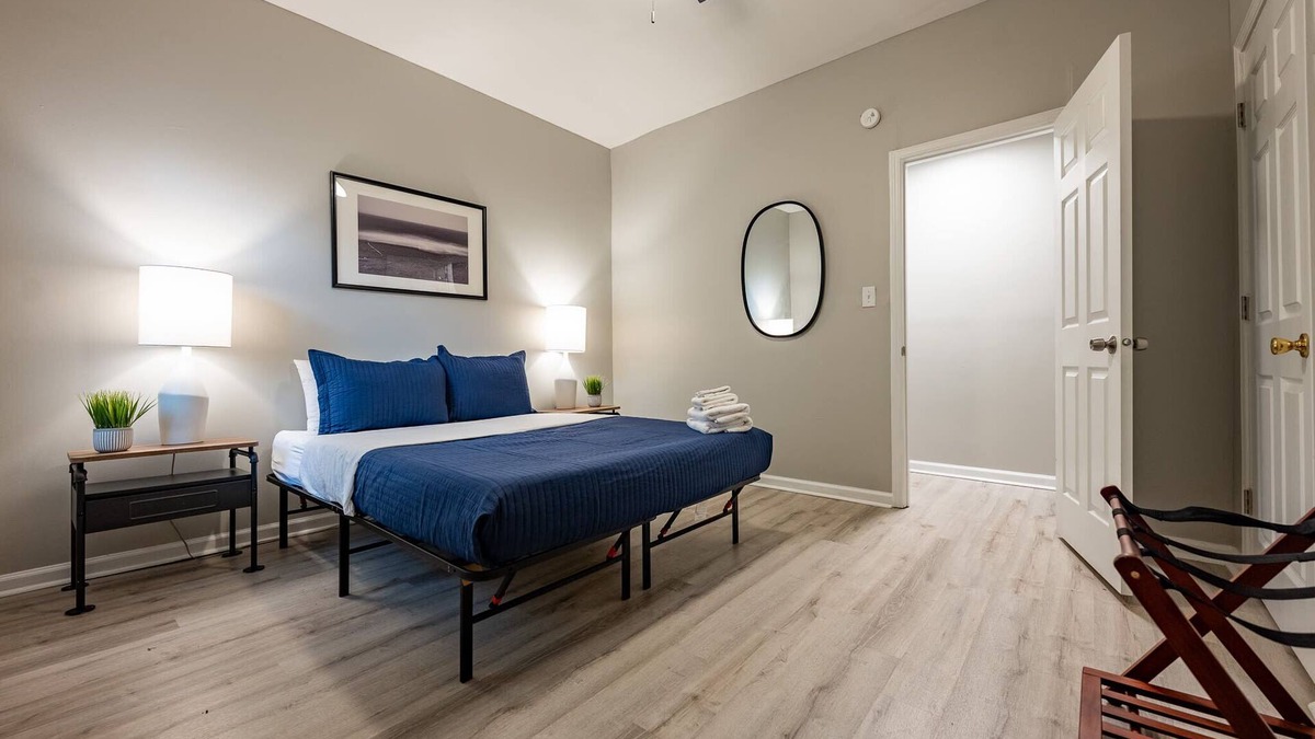 Near Eastside House | Stylish 2BR | Near Downtown | Parking | Balcony