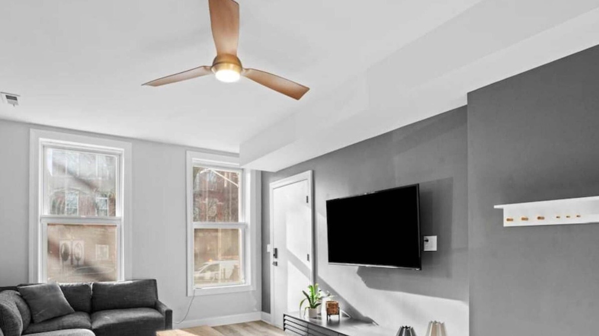 West Town Apartment | Stylish 2BR Retreat in the Heart of Chicago