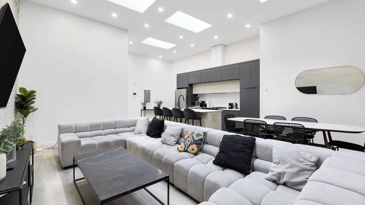 Griffintown Apartment | Stylish 2BR Retreat w/Rooftop & Parking-Griffintown