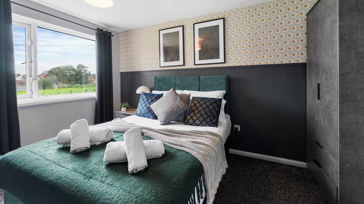 Bolton House | Stylish 3 Bedroom House - Close to the centre