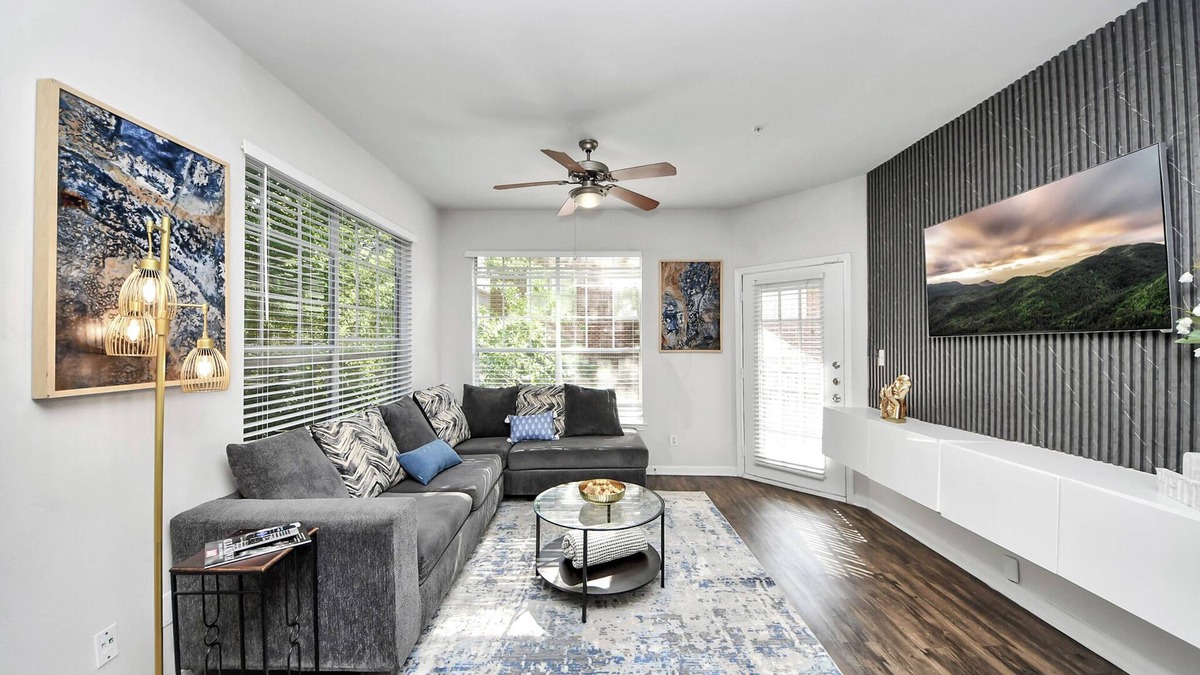 South Central Houston Apartment | Stylish 3 Bd W/Pool & Gym NRG Rodeo HTX Med Centr