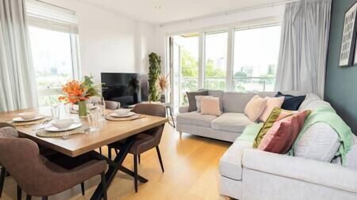 Lansbury Apartment | Stylish 3 Bed Apt Near Downtown & Free Parking