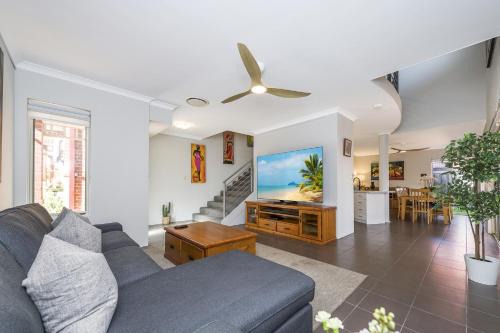Victoria Park House | Stylish 3-Bed Townhouse with Courtyard & BBQ