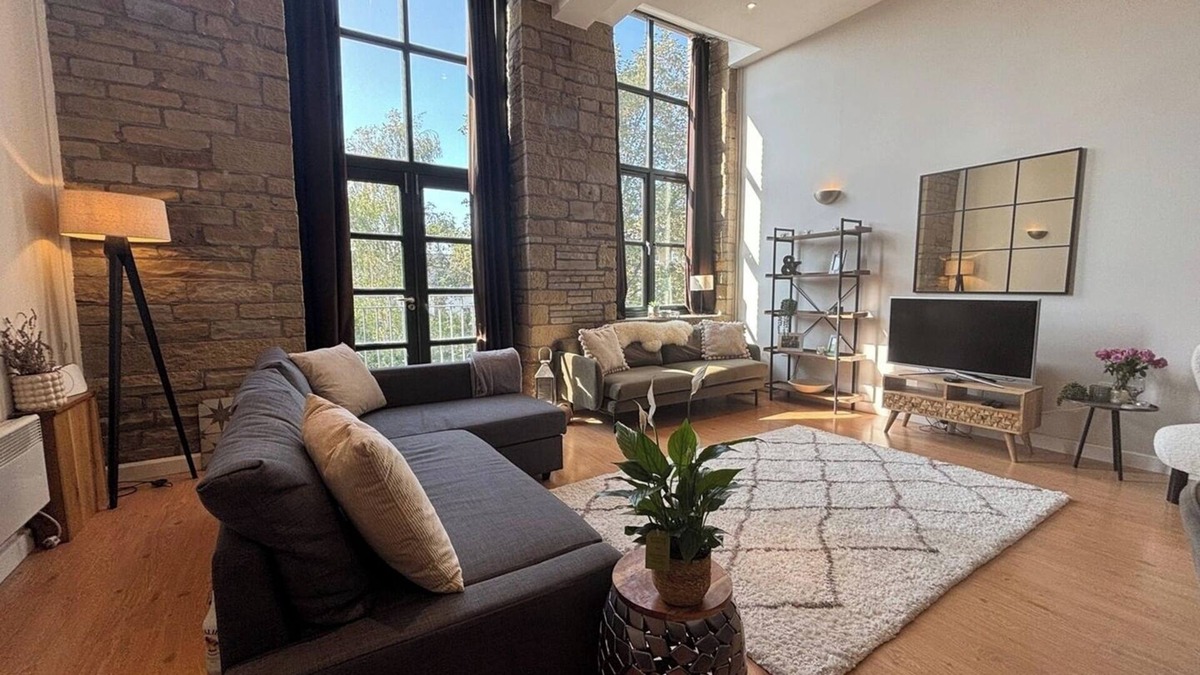 Apperley Bridge Apartment | Stylish 3-Bedroom Mill Conversion near Leeds