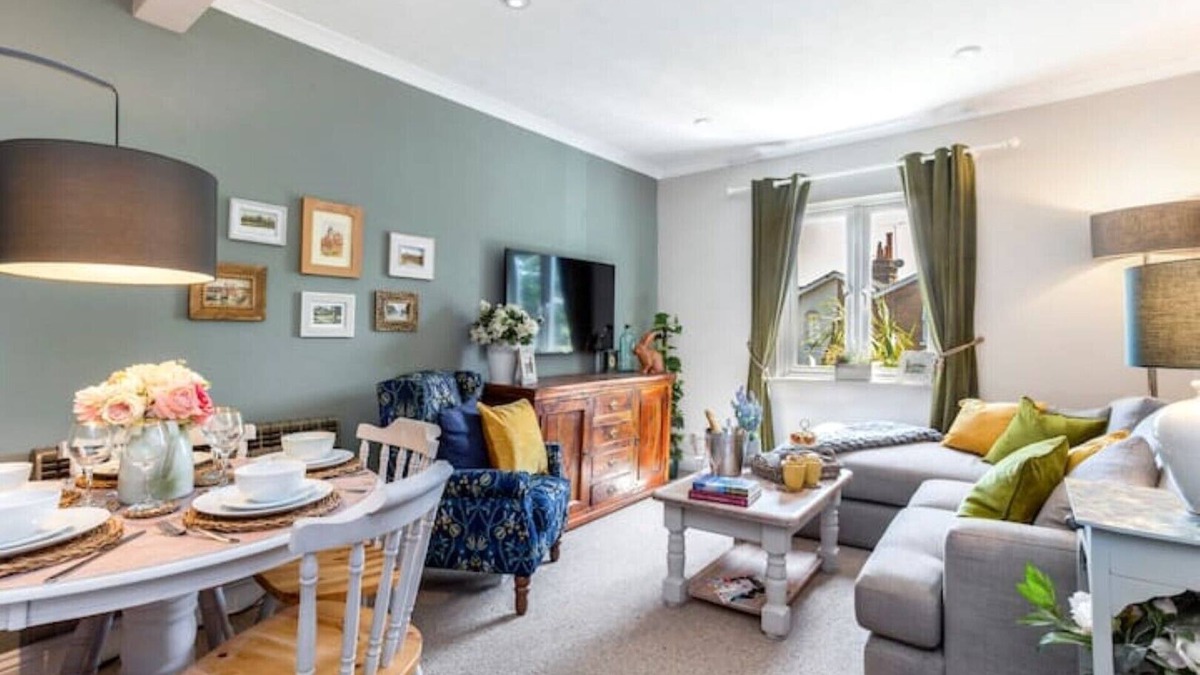 Windsor City Centre House | Stylish 3 bedroom property in central Windsor with parking