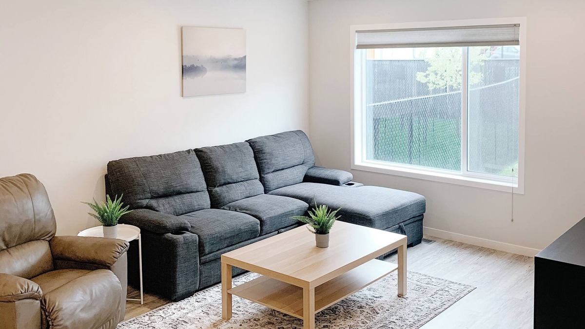 Cochrane House | Stylish 3 Bedroom Retreat in South Cochrane