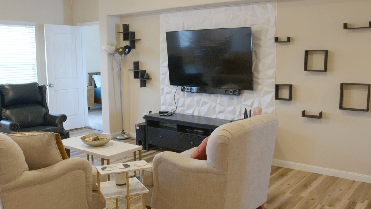 Kyle House | Stylish 3 Bedroom retreat near Downtown and Outlet