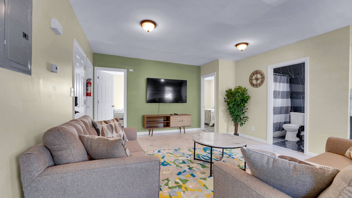 South Side Apartment | Stylish 3-bedroom 3rd fl Apt in Mount Vernon, NY