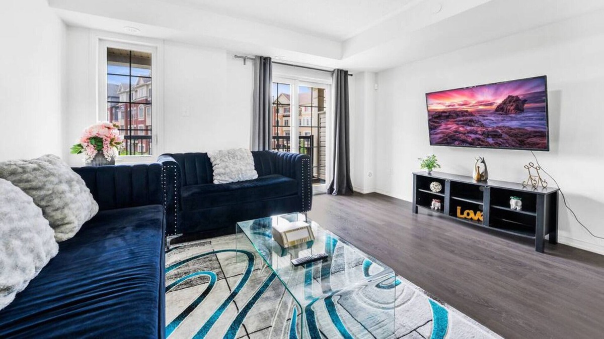 Durham Region House | Stylish 3 BR Townhouse in Oshawa