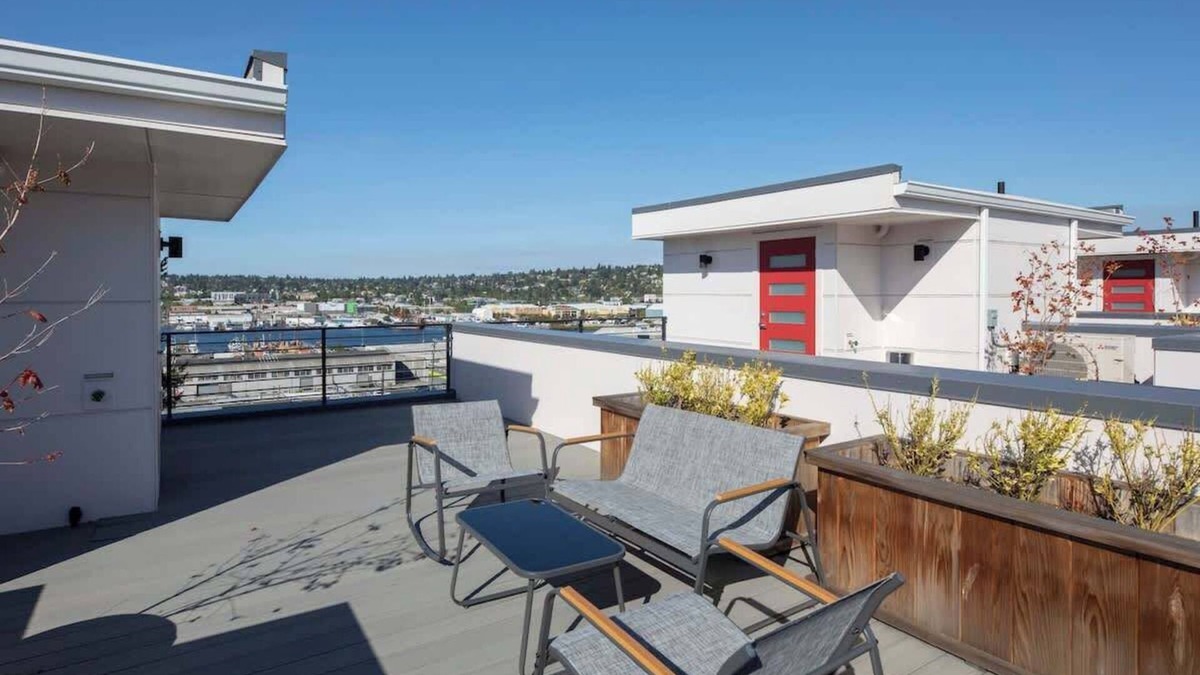 North Queen Anne Condo | Stylish 3b2.5b Brand New TH Rooftop & Lake Views