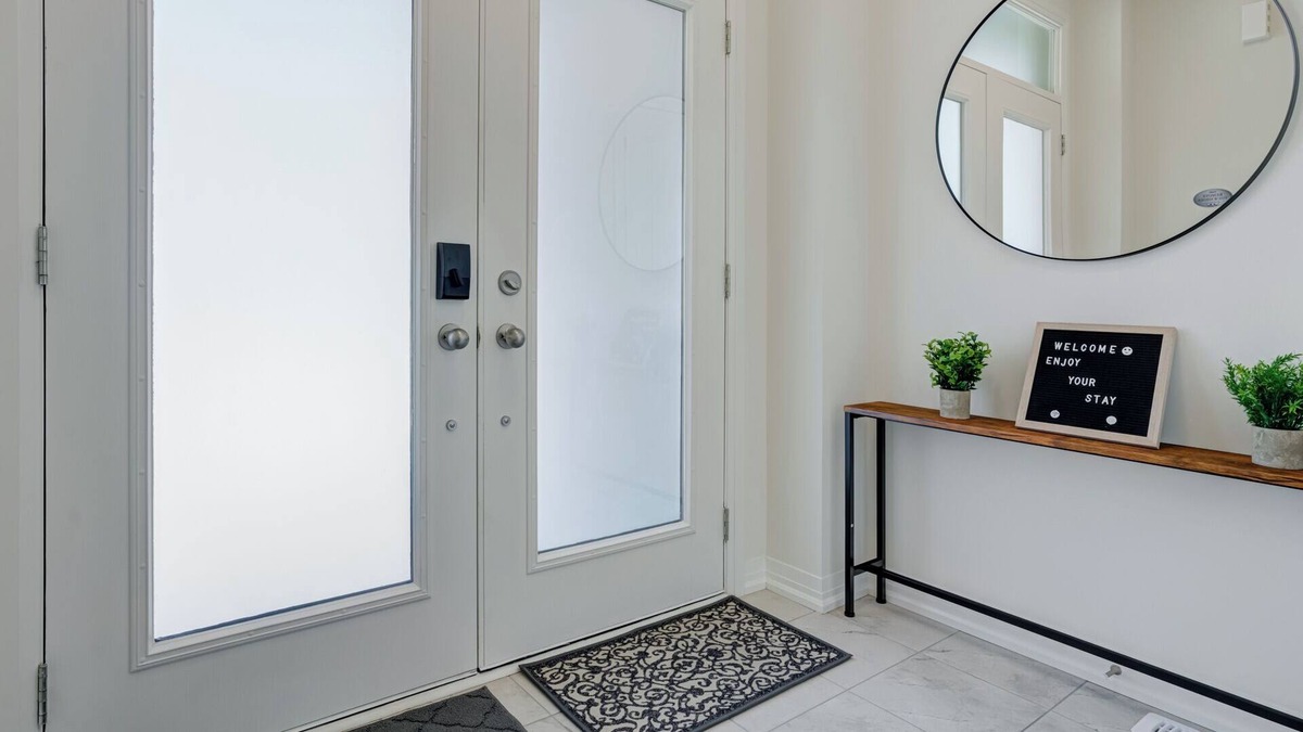 Pickering House | Stylish 3BDR in Pickering's Heart | Free Parking