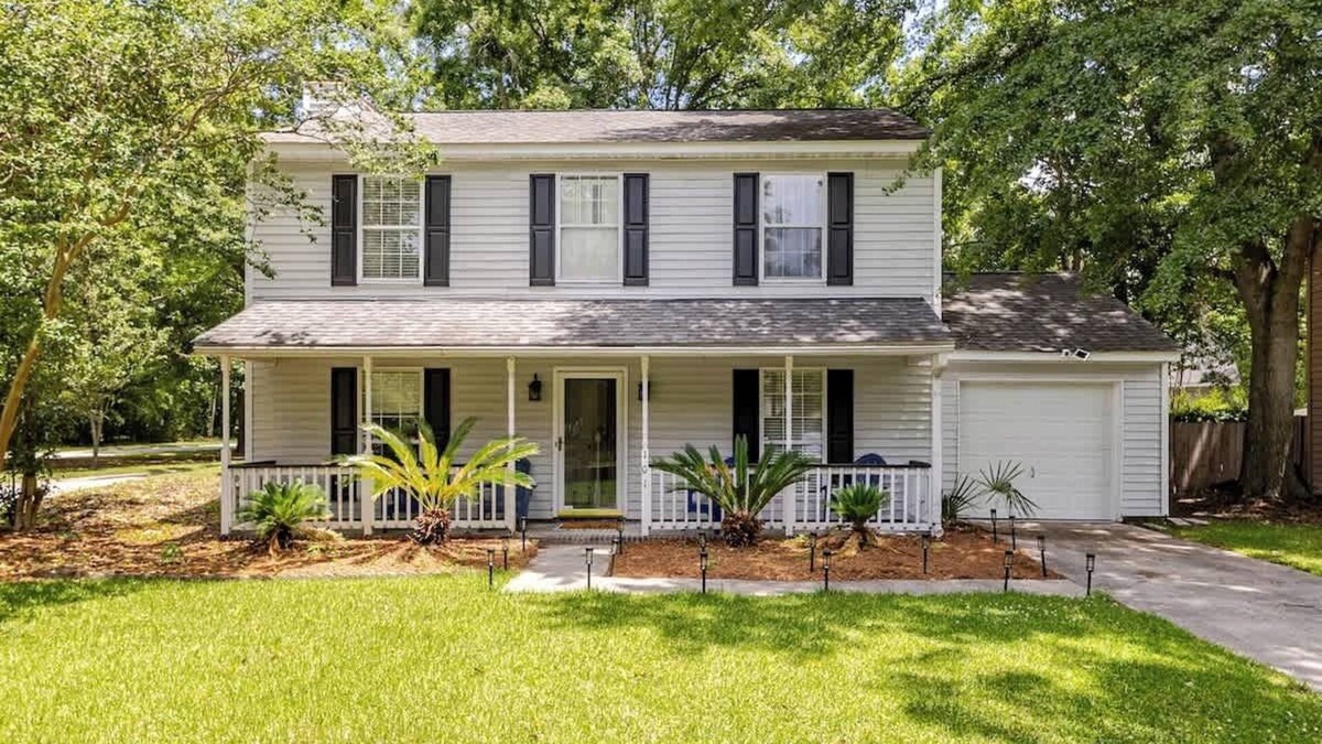 North Charleston House | Stylish 3BR home w/King Bed, backyard & Fire pit