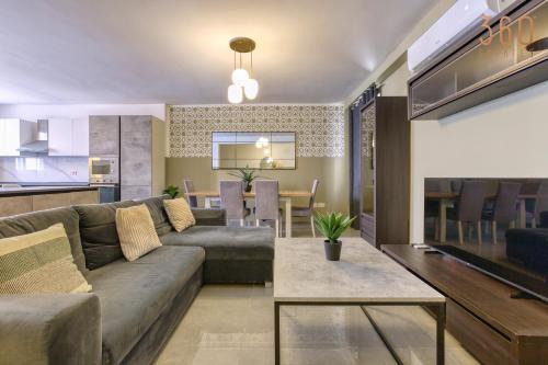 St. Julian's Apartment | Stylish 3BR home in the centre of St Julian with Wifi by 360 Estates