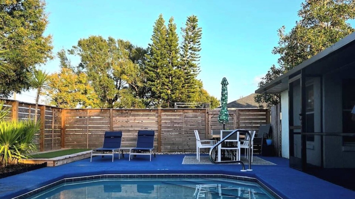 Auburndale House | Stylish 3BR Retreat with Pool Near Attractions - Pet Friendly