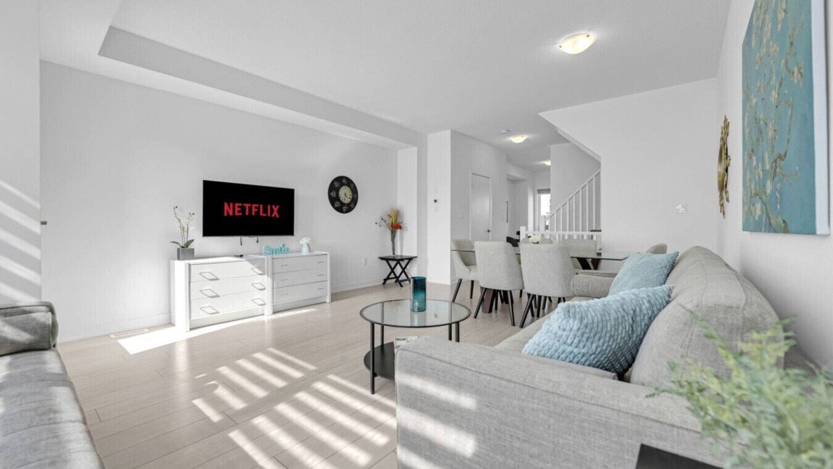Burlington House | Stylish 4-Bed Home with Backyard in Prime Location