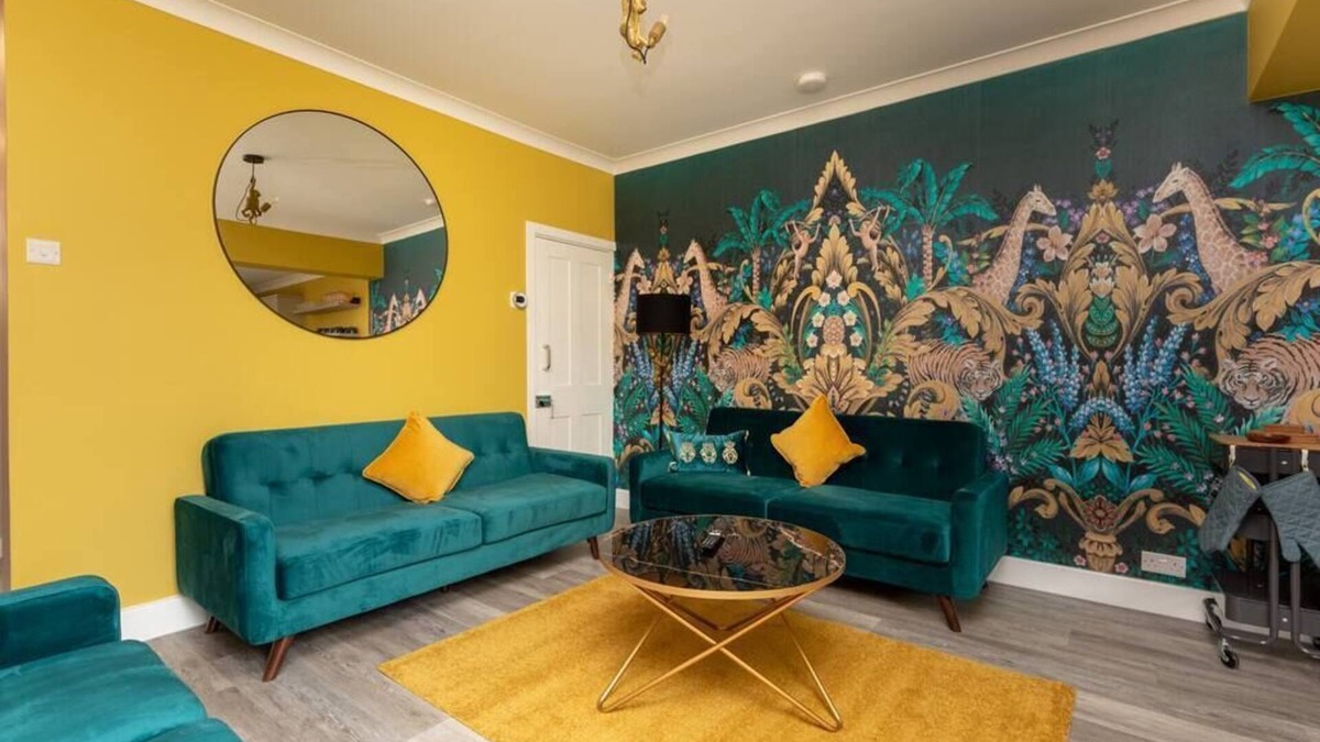 Dartford Apartment | Stylish 4-BR House with Beautiful Outdoor Space, Wi-Fi & Smart TVs