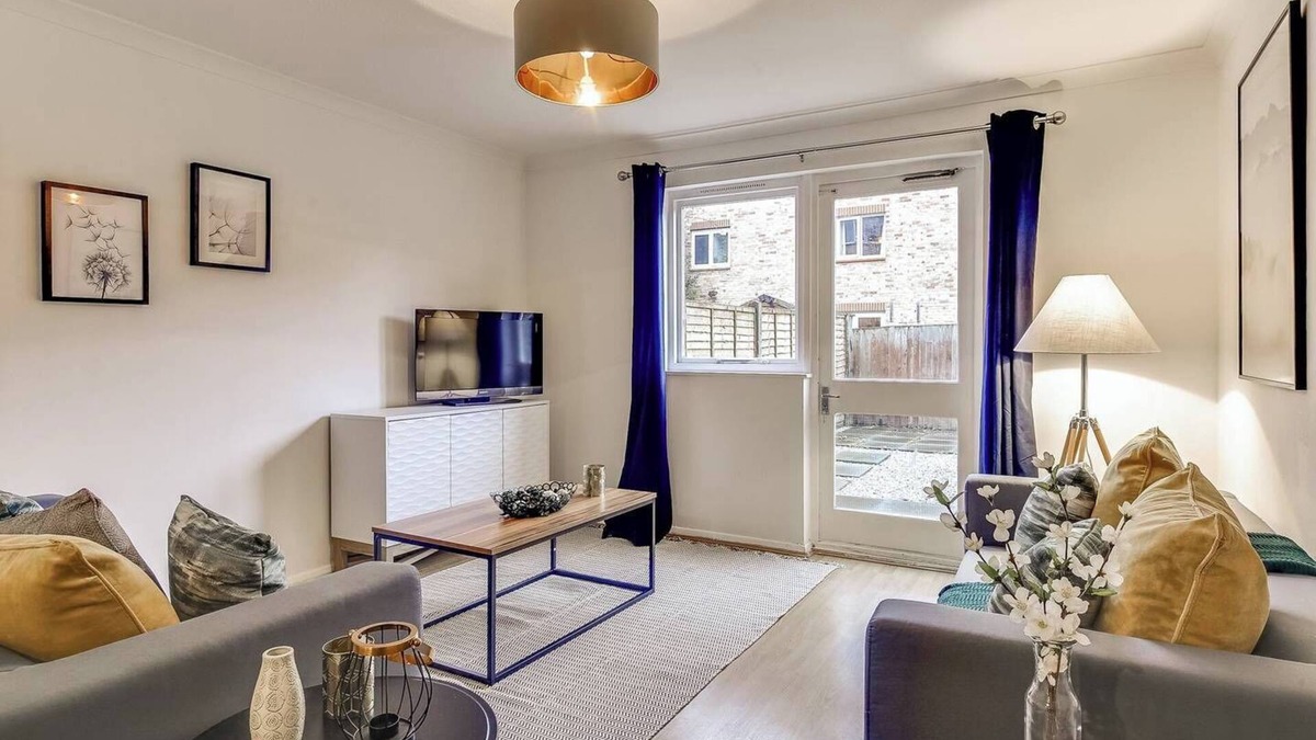 Kennington House | Stylish 4BD Home with Garden Near Kennington