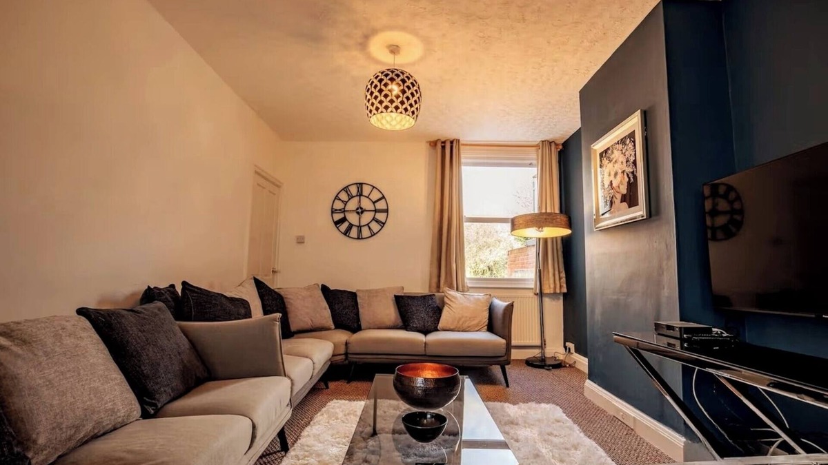 Tadworth Apartment | Stylish 4BD Modern Flat in Peaceful Tadworth