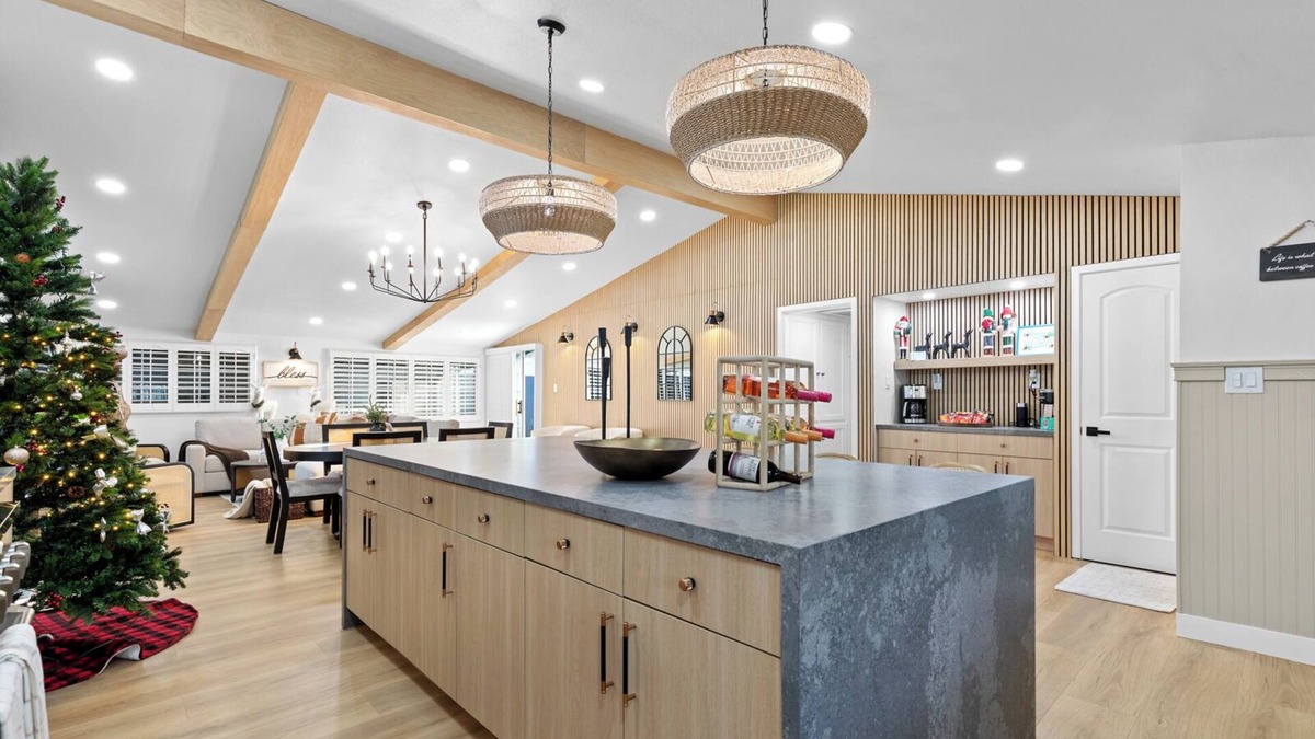 Southwest Anaheim House | Stylish 4bdr home for up to 13 guests - close to Disney and Knott’s