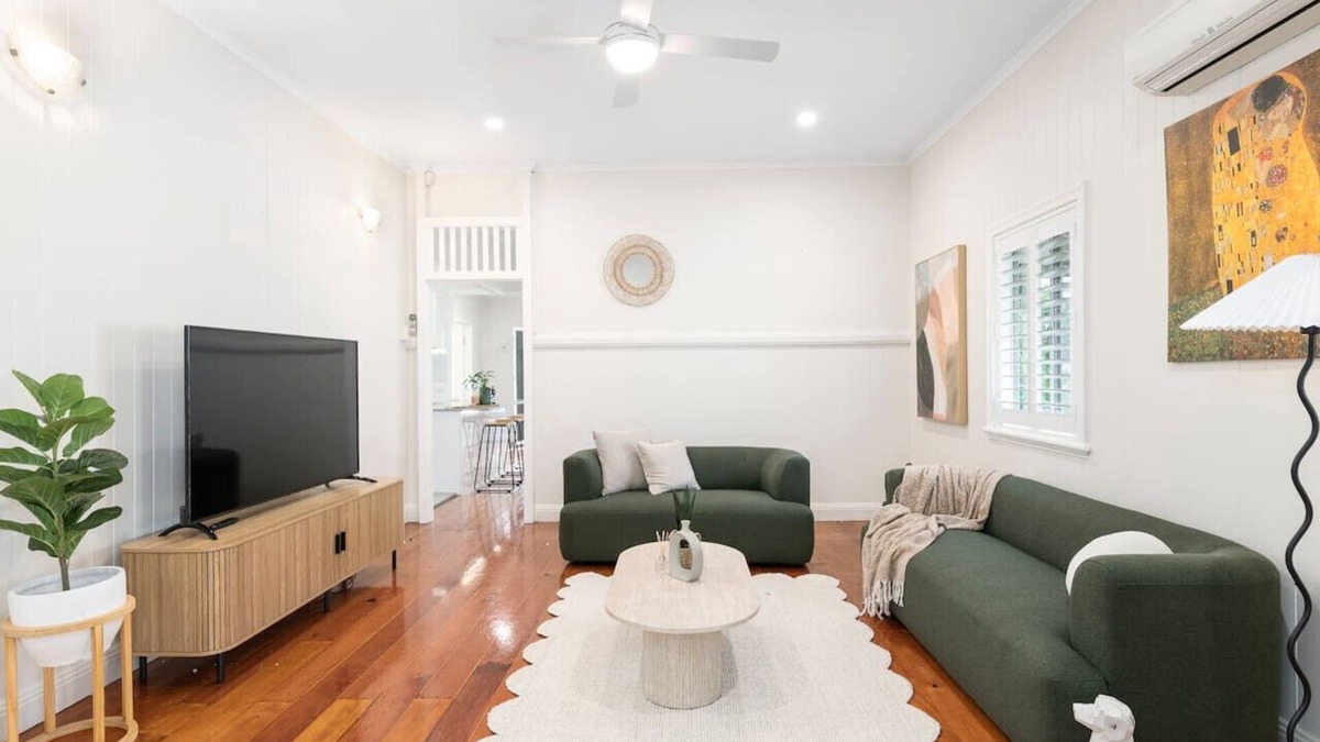 Coorparoo House | Stylish 4Bedroom Stay Outdoor Dining & City Access