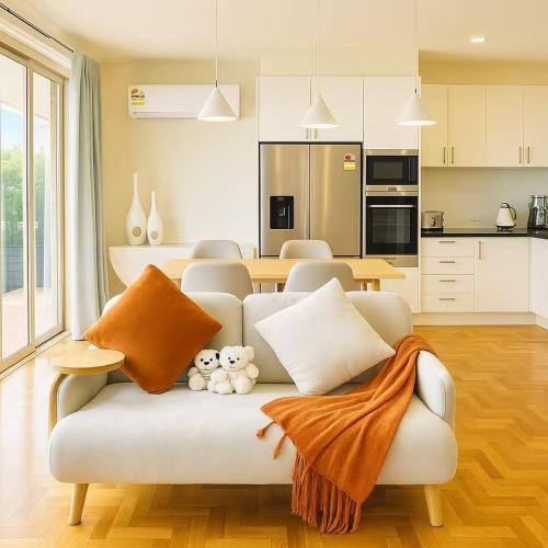 McKinnon House | Stylish 4BR Easy CBD Access Walk to Train & Shops