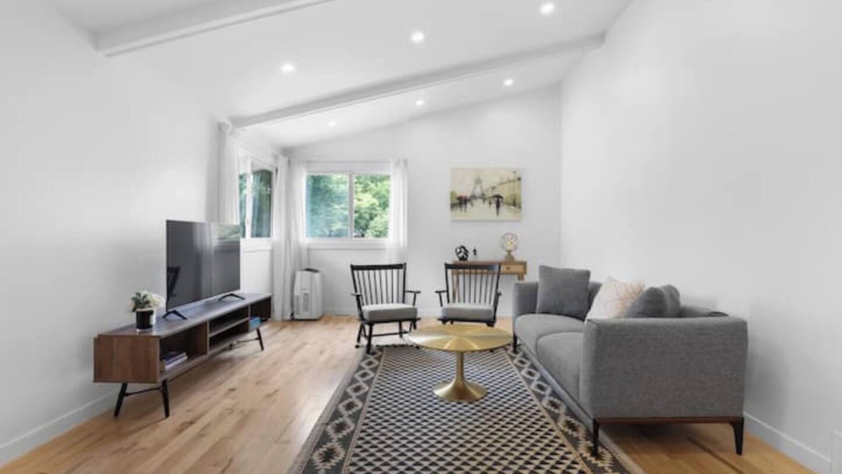Brossard House | Stylish 4BR House close to DT