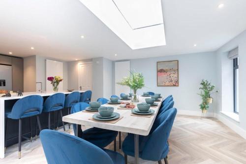 Cheltenham House | Stylish 5 Bedroom 4 Bathroom Townhouse