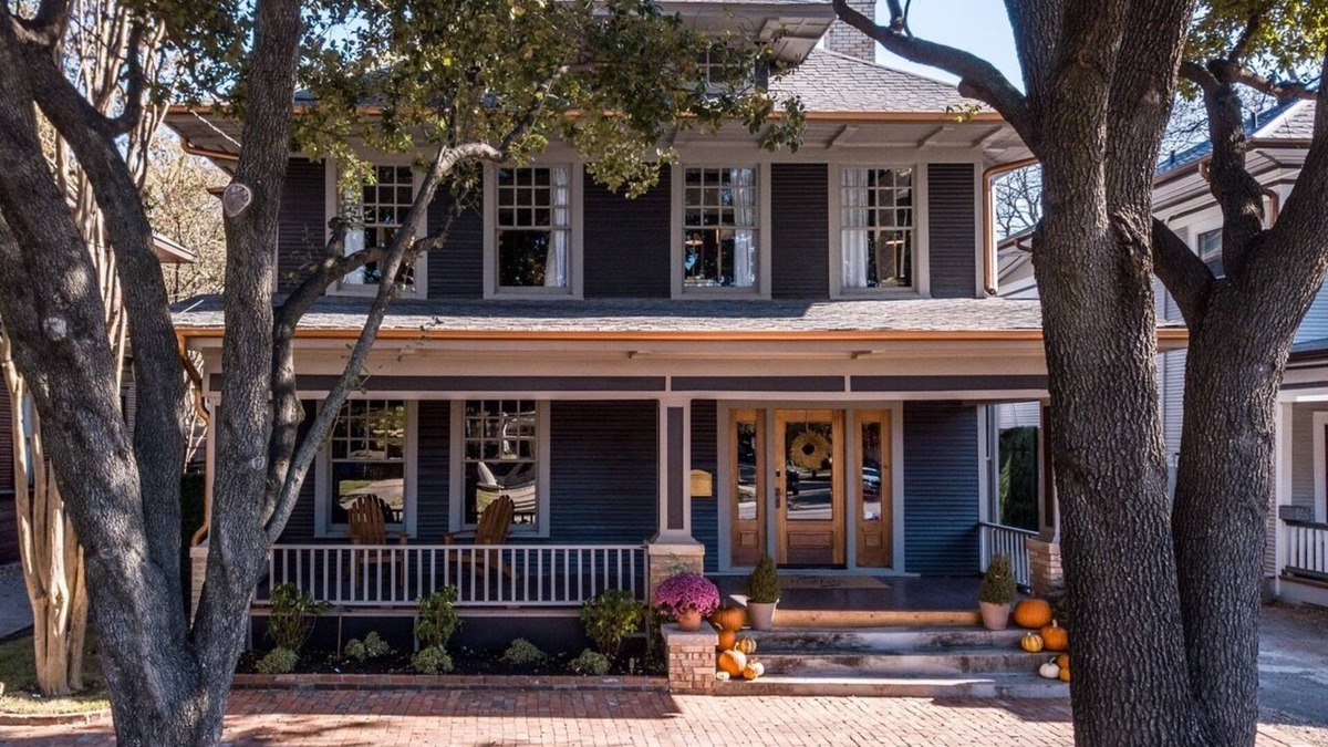 Old East Dallas Bed & Breakfast | Stylish 5 Bedroom Boutique BnB in Old East Dallas | Insta-Worthy Rooms + Speakeasy Bar