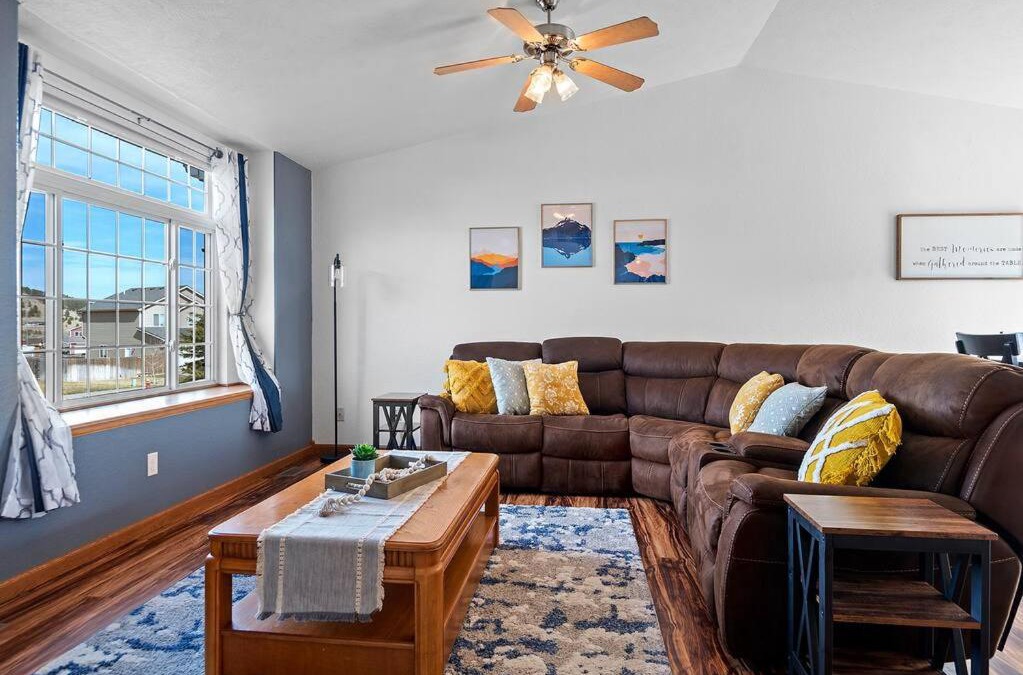 Summerset House | Stylish 5 BR- LG Fenced Backyard and Playground