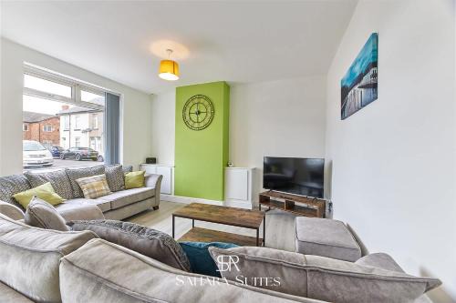 Blyth House | Stylish 5BR Contractor Stay - Work & Business - Parking