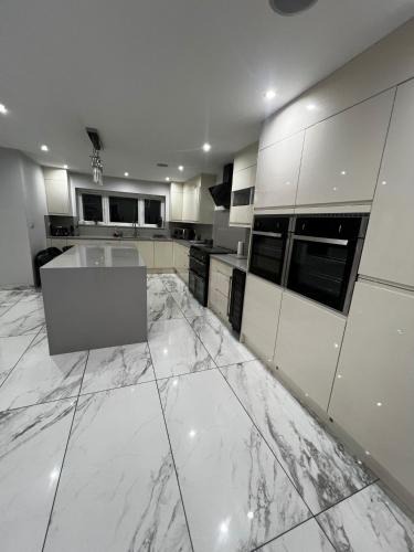 Rushmoor District House | Stylish 6-Bed Retreat with Parking and Jacuzzi