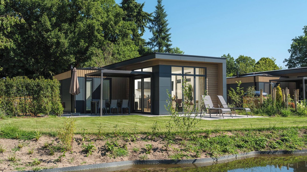 Lieren House | Stylish 6-person home with three bedrooms, a modern kitchen, air conditioning, and a cozy outdoor space with a luxury pergola and private hot tub. Enjoy comfort and nature in the Veluwe.