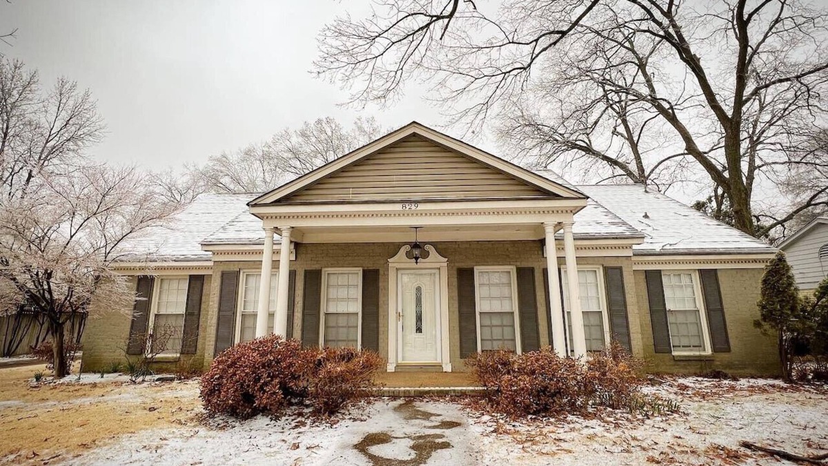 East Memphis House | Stylish 6BR Retreat Memphis BBQ+games