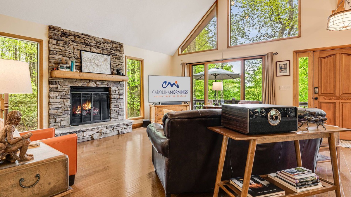 Avery Creek House | Stylish A-Frame⛰️ Fire Pit + Pet-Friendly & Biltmore Pass | 20min to AVL