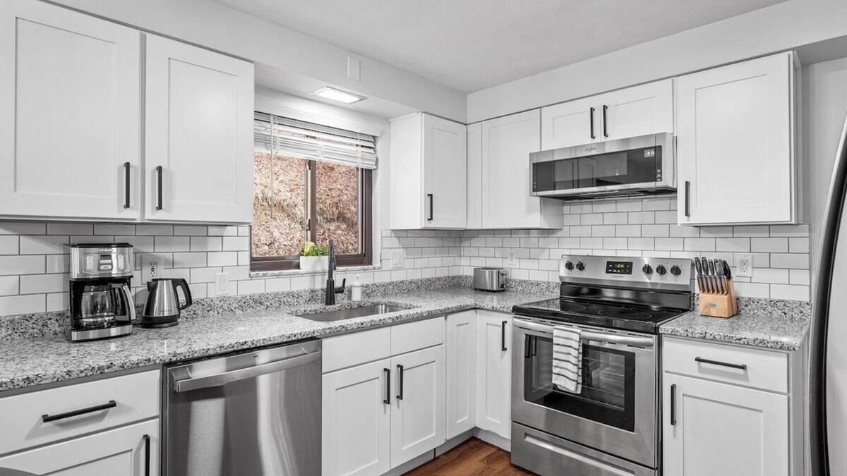 Wexford House | Stylish & Accessible 6Bd Home in Wexford/Pittsburg
