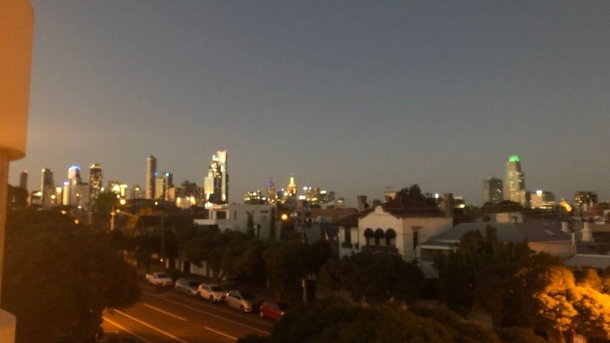 South Melbourne Apartment | Stylish Albert Park gem close to MSAC, city, cafes