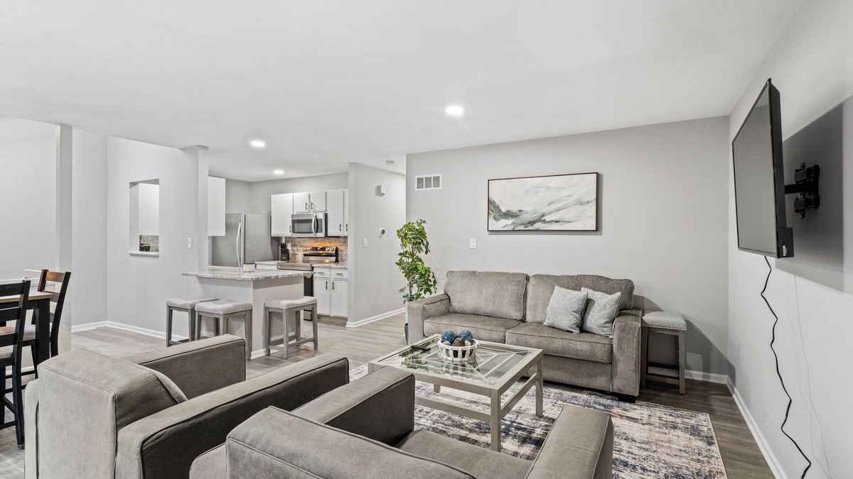 Overland Park House | Stylish and Comfortable 3-Bedroom Townhome in Overland Park with WIFI and Pool!
